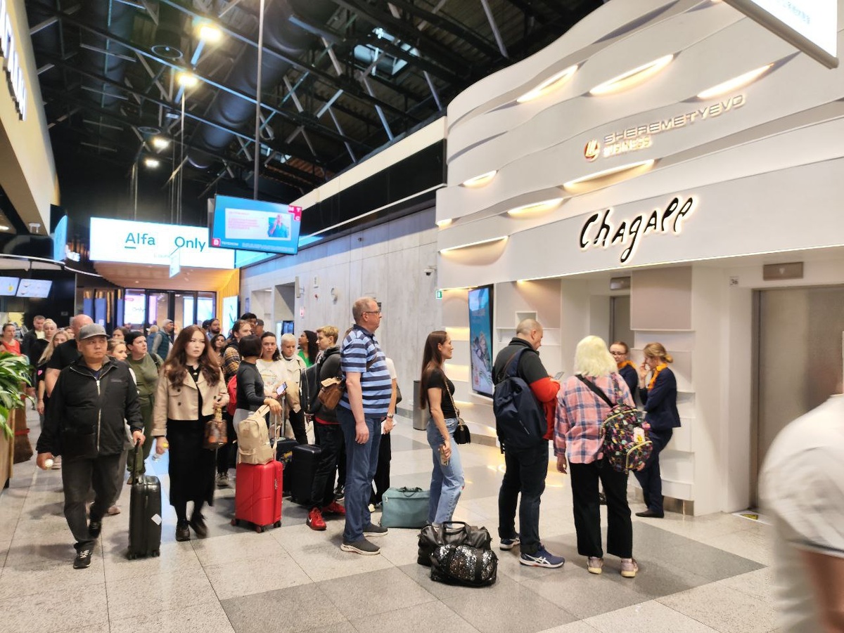 Очередь в бизнес-зал «Шагал» в Шереметьево 1 мая 2025 года. Фото подписчика.