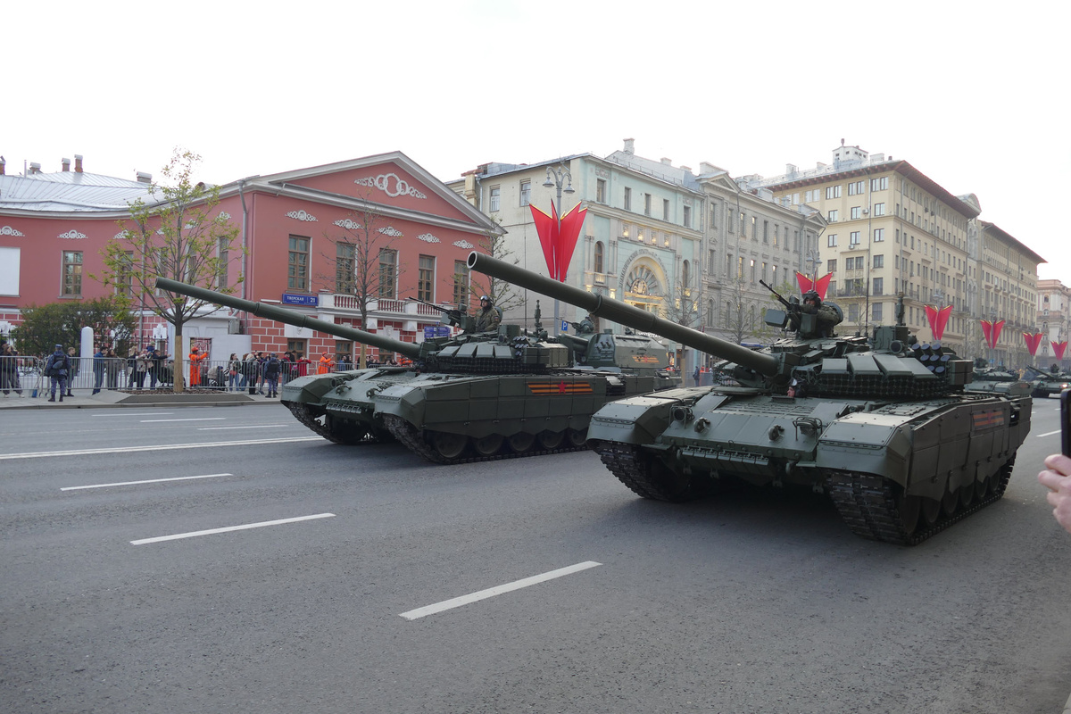 Основные танки Т-72Б3 с очередной порцией доработок. Это уже не самая свежая версия, каждый год их дорабатывают.