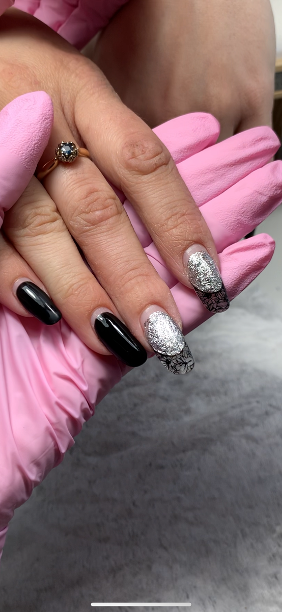 Старый маникюр относился месяц 