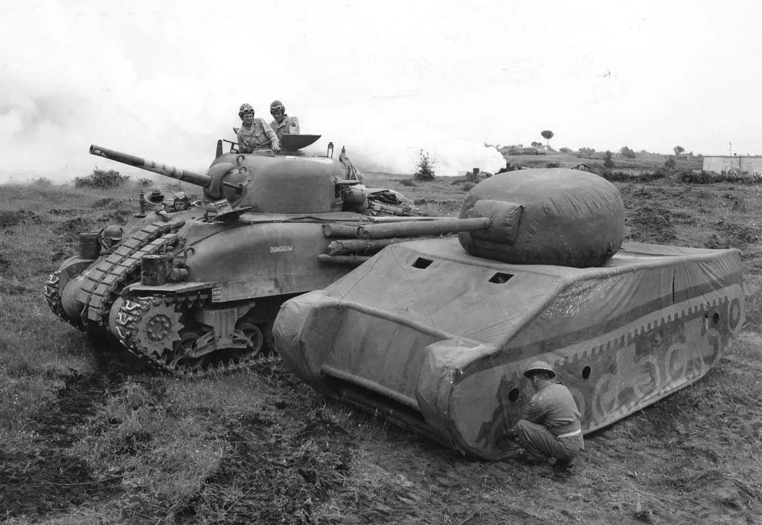 Надувной танк "Шерман" рядом с настоящим немецким танком. Национальный архив США