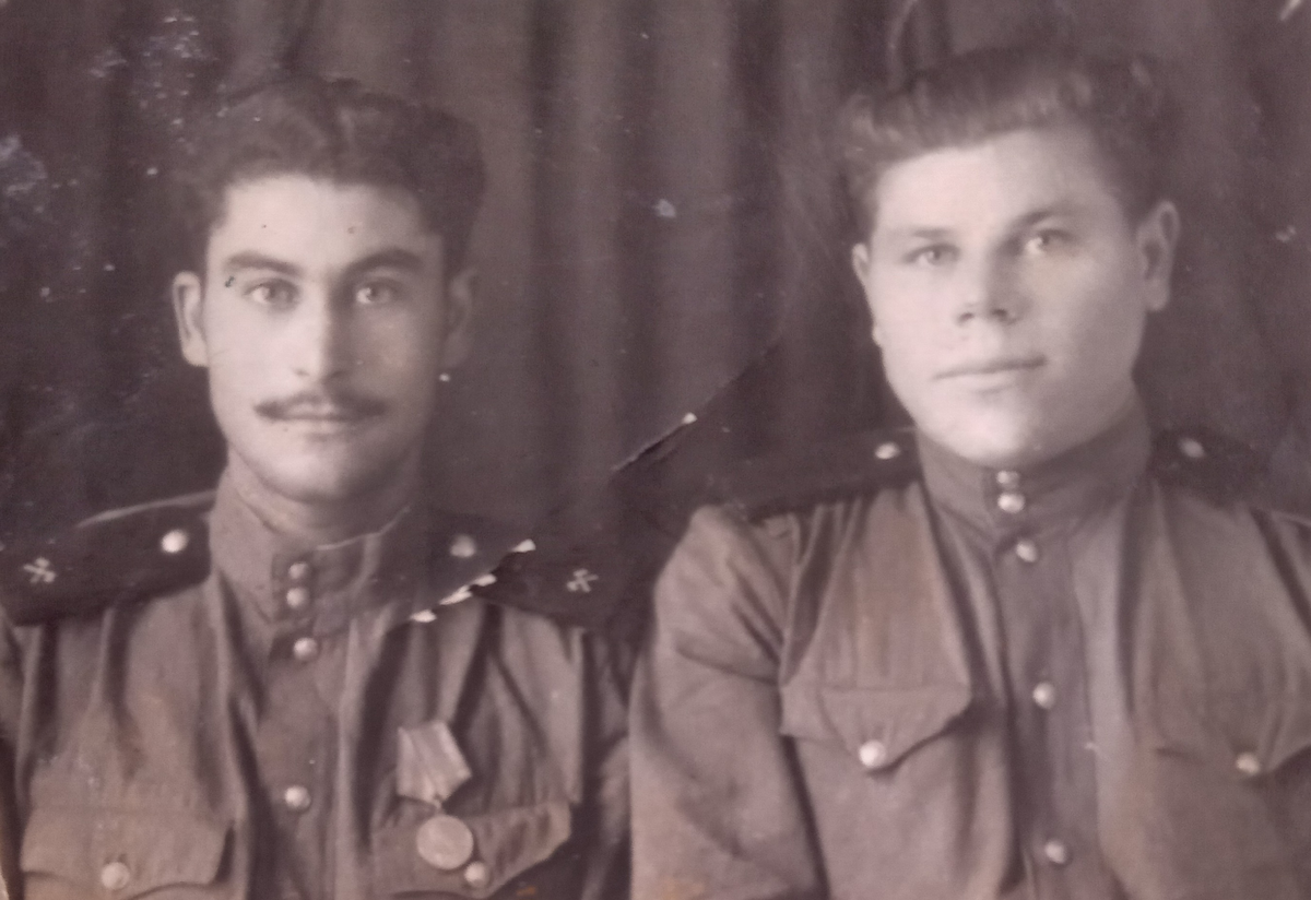 (Безусый солдат- это мой отец, рядовой Советской Армии. Пол Европы прошагал с 1943(18лет) по 1949гг. * Война продолжалась и после официальной победы.)