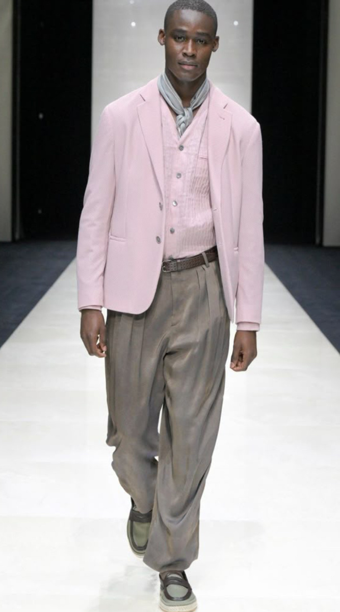 Тут использован холодный розовый оттенок и довольно сложный оттенок серо-бежевого.