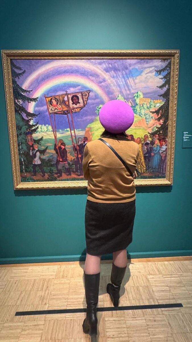 Посетительница выставки Б.Кустодиева в Третьяковской Галерее