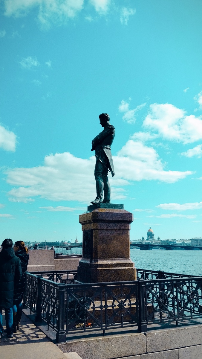 Так выглядит памятник адмиралу И.Ф.Крузенштерну сегодня.