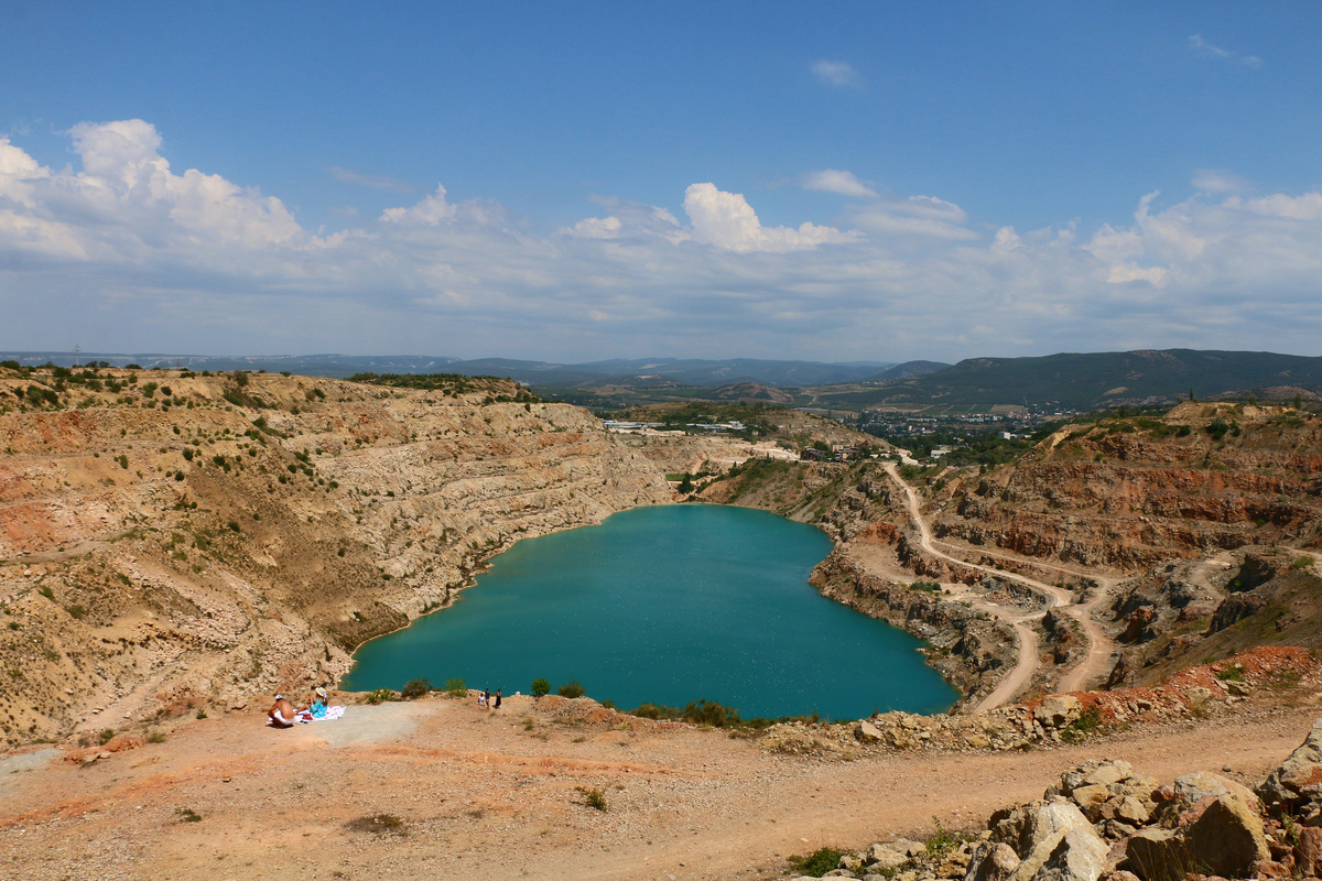 Это в Крыму такое место есть недалеко от Балаклавы, с каньоном, заполненным водой, в виде сердца- всем читателям! Фото автора 
