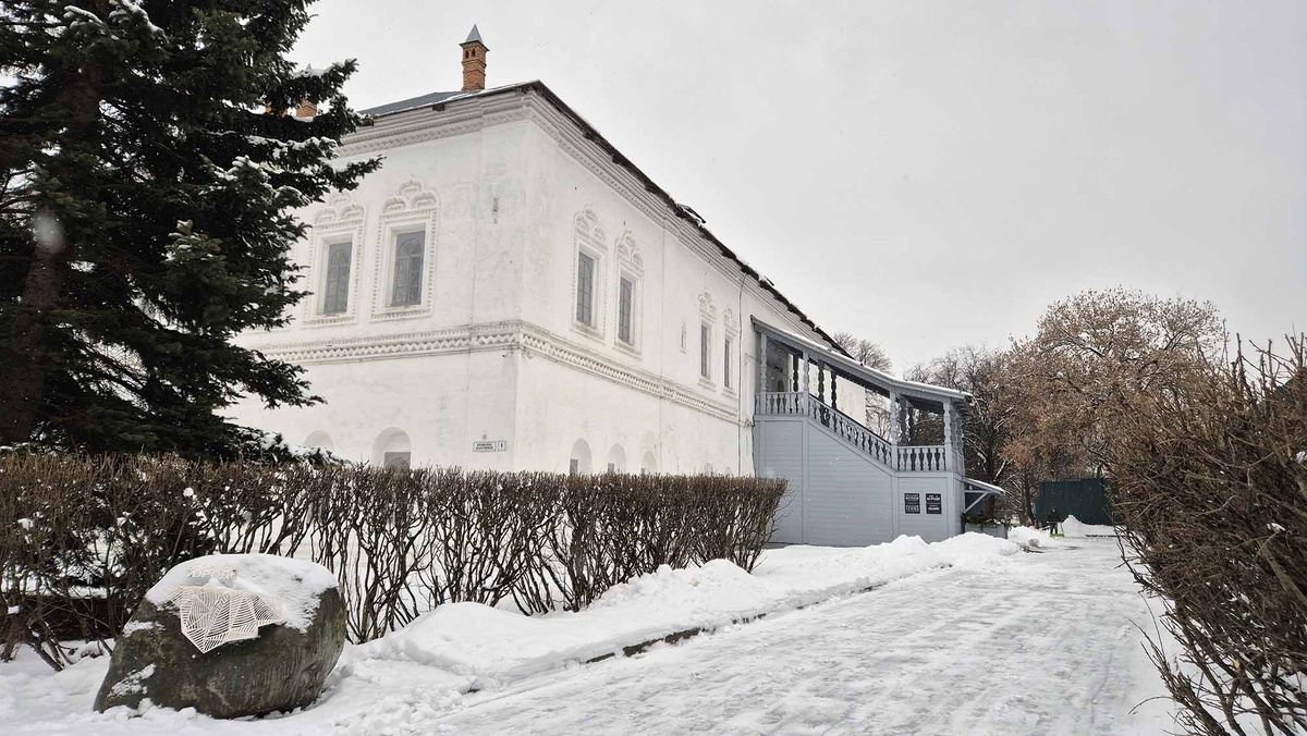 Палаты на берегу Волги были построены в качестве митрополичьей резиденции, в которой он останавливался, когда приезжал по делам в Ярославль. Листайте галерею, чтобы увидеть ещё фото