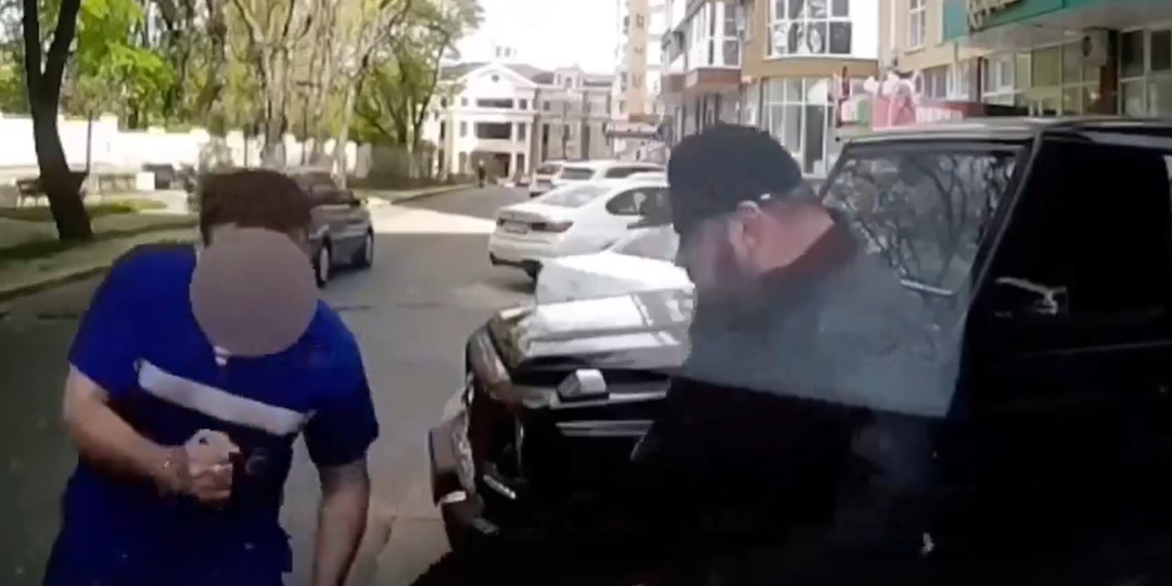 «Я твою маму в рот дам»: бородач из «Гелендвагена» размял кулаки об медиков