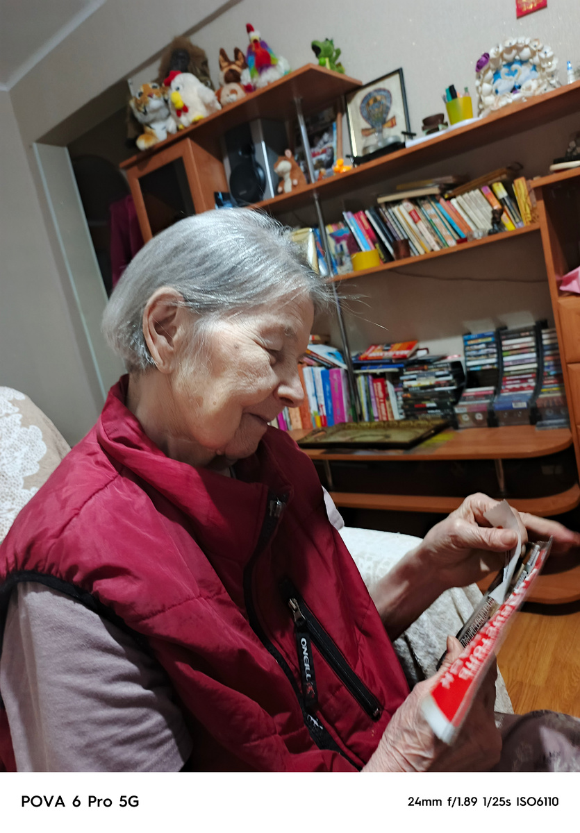 Мамочка красотка ! Маме 83 , в любом возрасте женщина остаётся женщиной , как бы она не болела, всё равно она чувствует, радуется, улыбается и очень важно чтобы её окружали понимающие люди. Когда мы стригли в прошлый раз, отвозили на такси в парикмахерскую, увы , когда мастер увидела, что человек болен , я увидела её брезгливость , холодность и боязнь... Хотя мамочка вела себя очень прилично ... А в этот раз Леночка с ней мило разговаривала, улыбалась спрашивала её и общалась, как с совершенно здоровым человеком ! Вы бы видели мамины , счастливые глаза ! Мама так сияла! Это очень приятно! Спасибо большое Леночке 🌹 Побольше бы таких добрых людей вокруг !!!