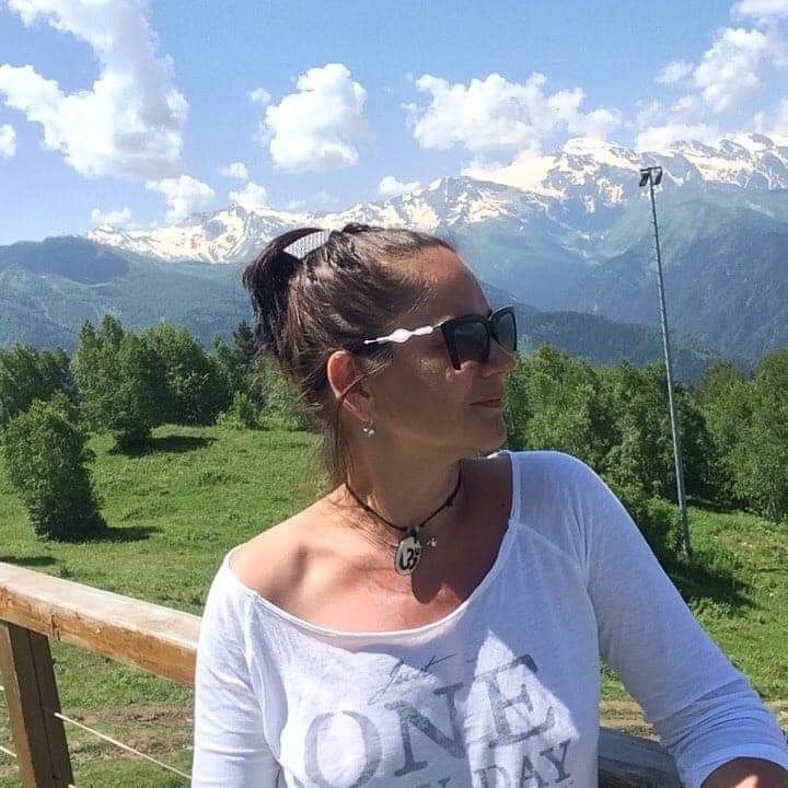 Мне 33 года, Сванетия, Местиа. Я еще не за рулем своей машины, но я неистово люблю горы первой влюбленностью