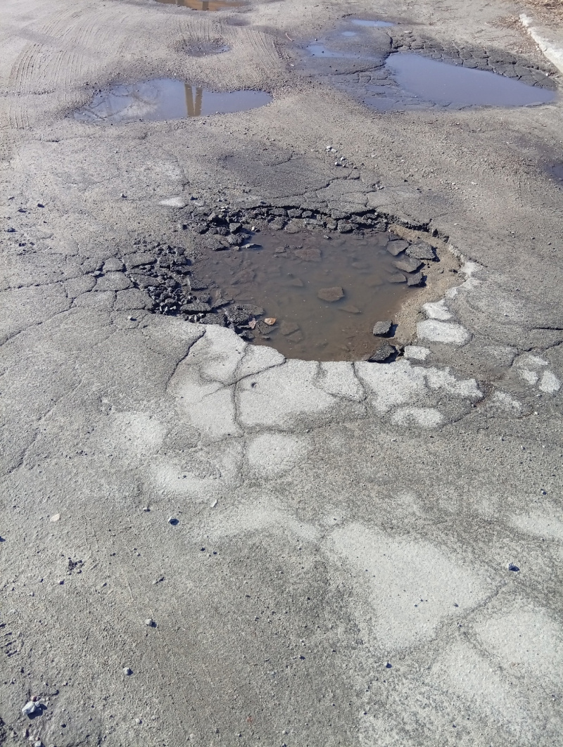    Жители Медвежьегорска просят властей хоть как-нибудь отремонтировать дорогу