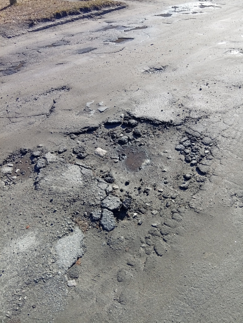    Жители Медвежьегорска просят властей хоть как-нибудь отремонтировать дорогу