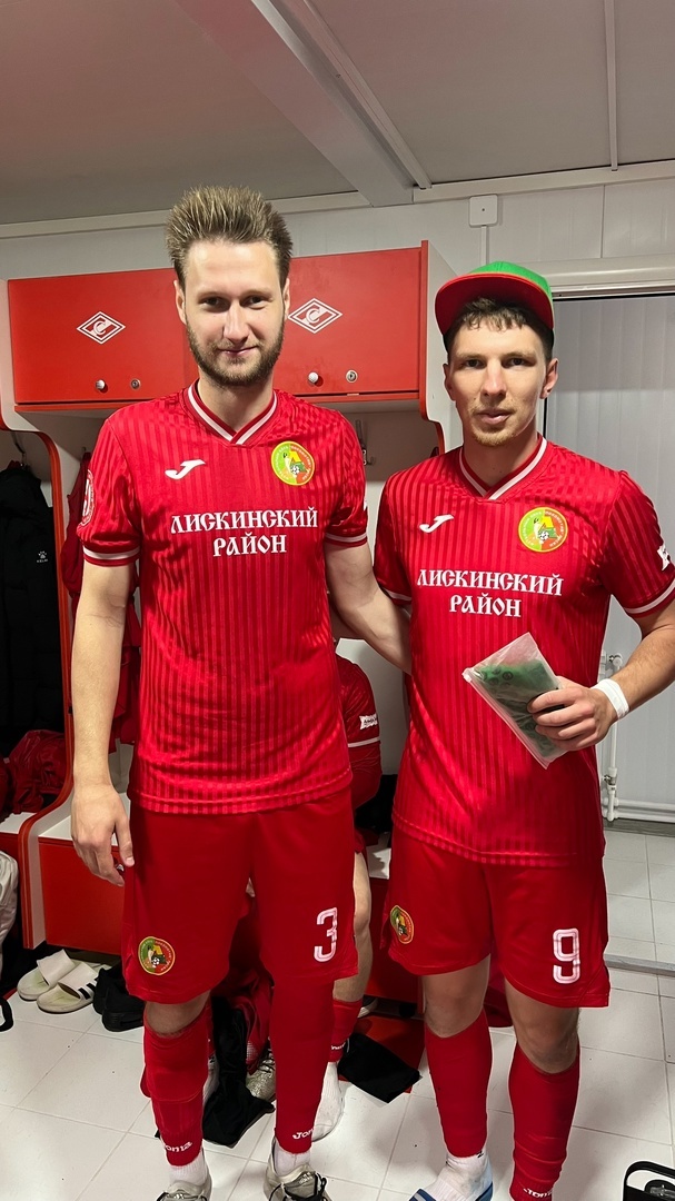№3 - Кирилл Лукьянчиков, №9 - Алексей Войченко. Приятно смотреть "на жажду гола" "девятки" железнодорожников!!!