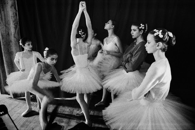 Русские балерины готовятся к выходу на сцену за кулисами.