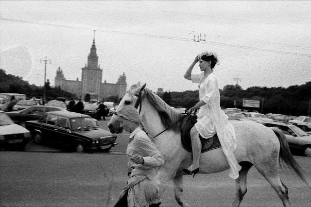 Русская невеста в пути к своему мужу в типичном для многих россиян окружении.