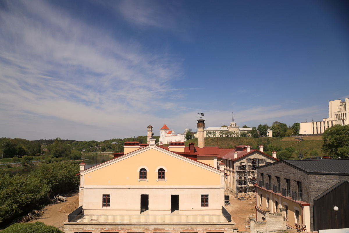 Здание старинного пивзавода, сейчас на реконструкции. Вид с моста над рекой Неман. Фото с моей камеры.
