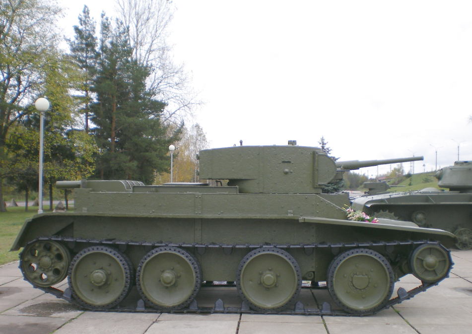 БТ-5 у музея-диорамы «Прорыв блокады Ленинграда» возле Кировска, Ленинградская область.