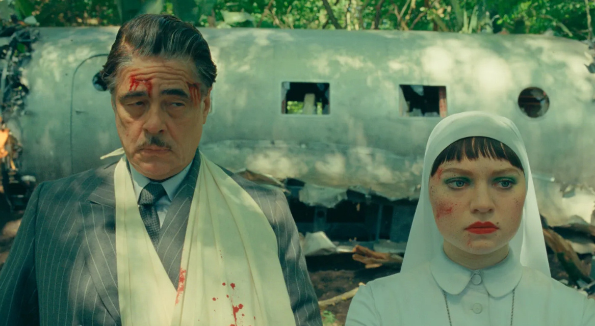 Бенисио Дель Торо и Миа Триплтон в фильме Уэса Андерсона «Финикийская афера».