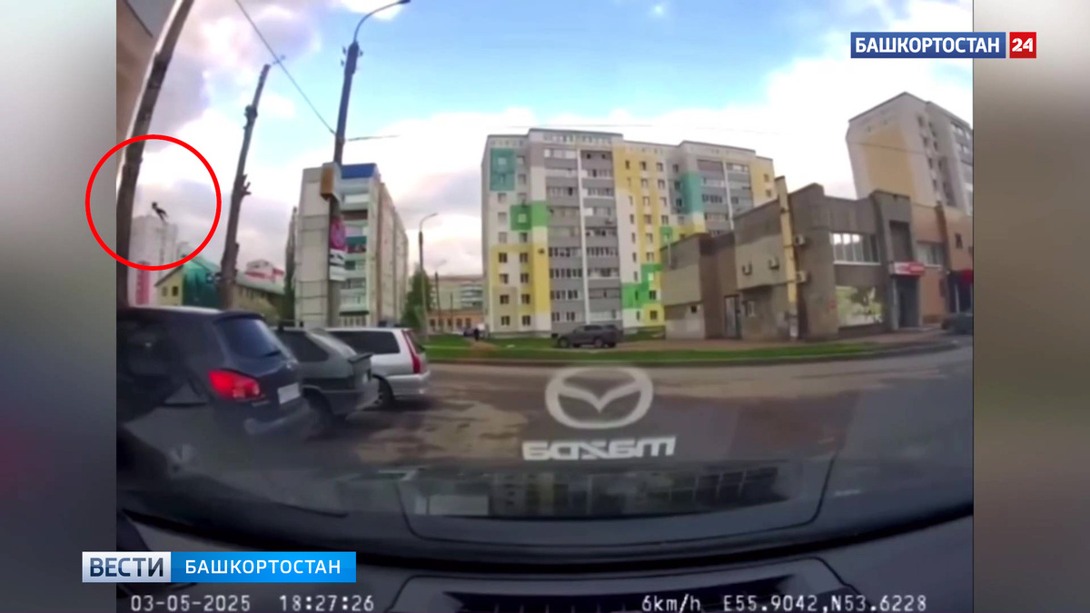    Момент падения школьницы с крыши дома в Башкортостане попал на видео