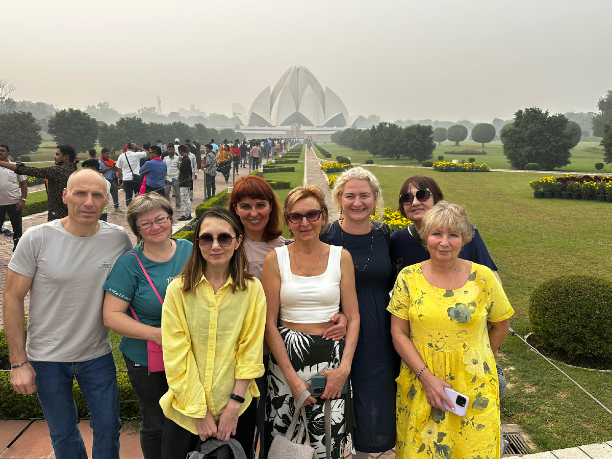 На фоне храма Лотоса в Дели