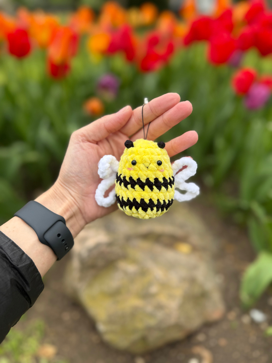 Маленькая пчёлка крючком 