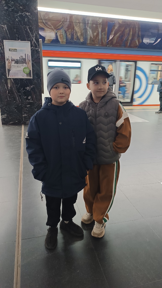 Максим и Никита в метро, первое фото нашей поездки. 