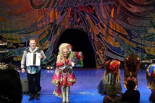    Зрительница напала на певицу Надежду Кадышеву после концерта