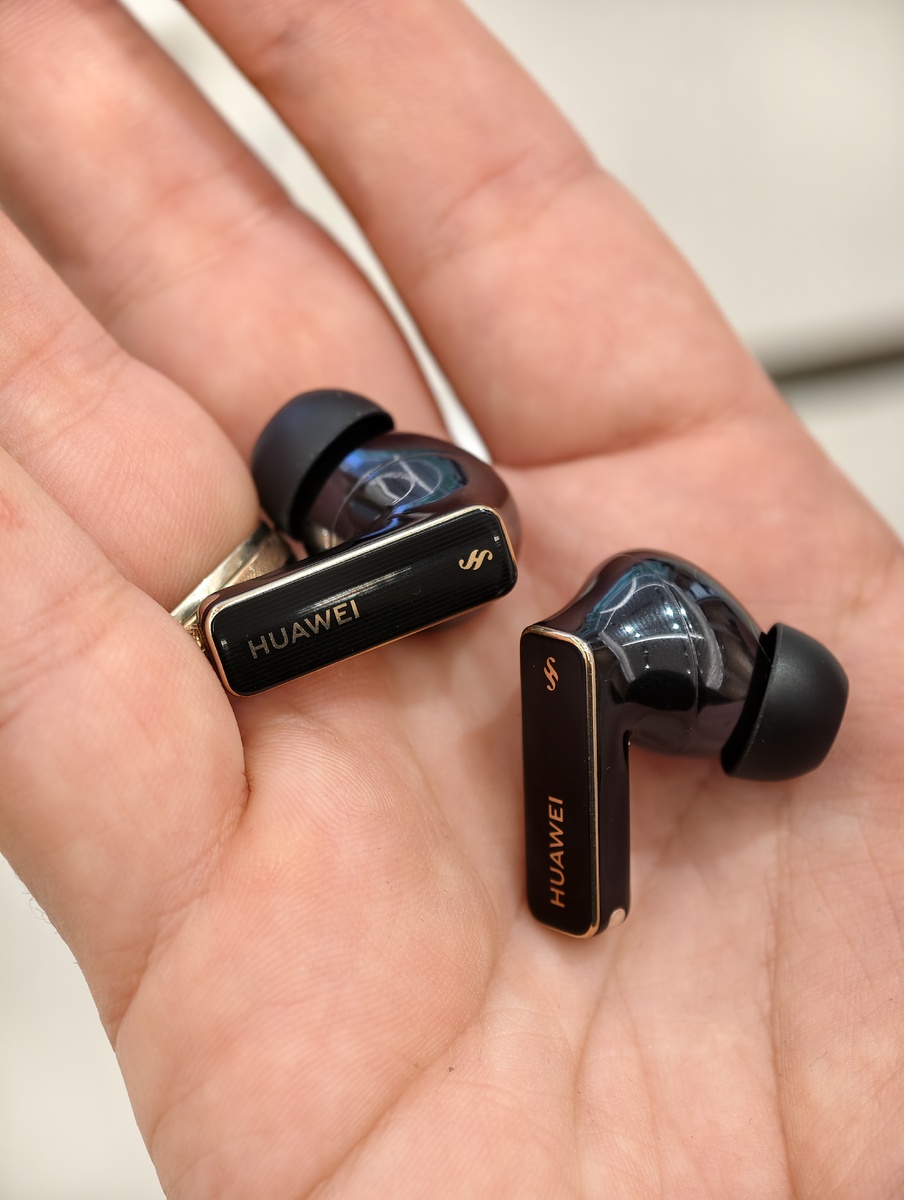 Huawei FreeBuds 4 Pro.