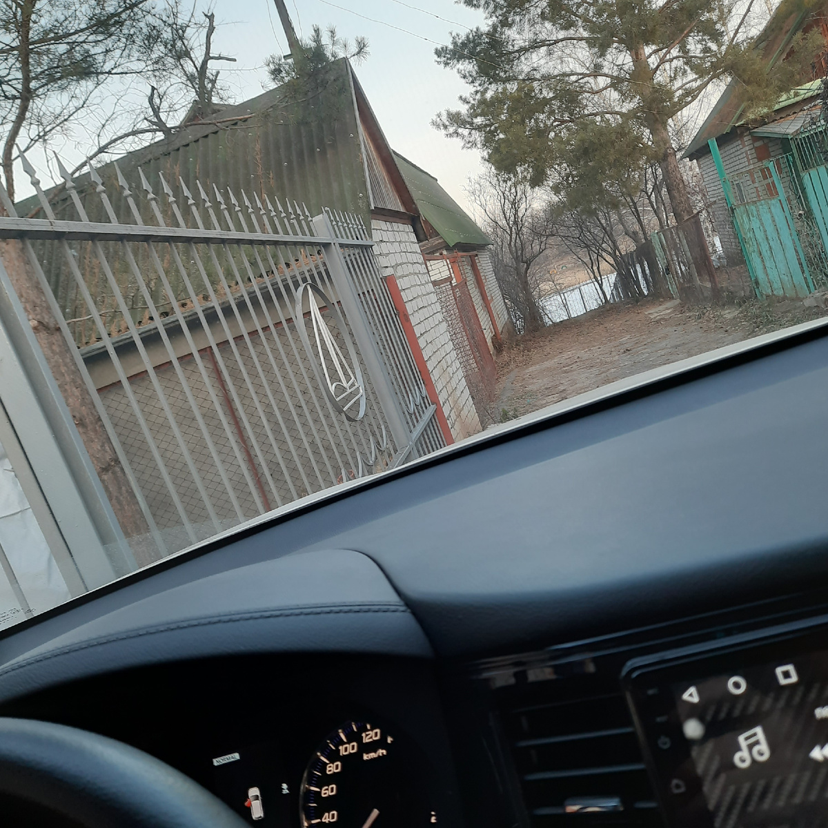 Машина стоит у калитки дачи, а вот там..река)