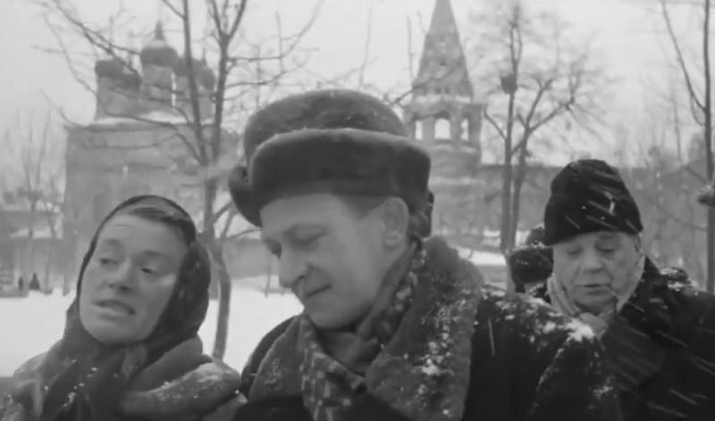 Граждане в «Зигзаге удачи» идут отоваривать выигрыш.