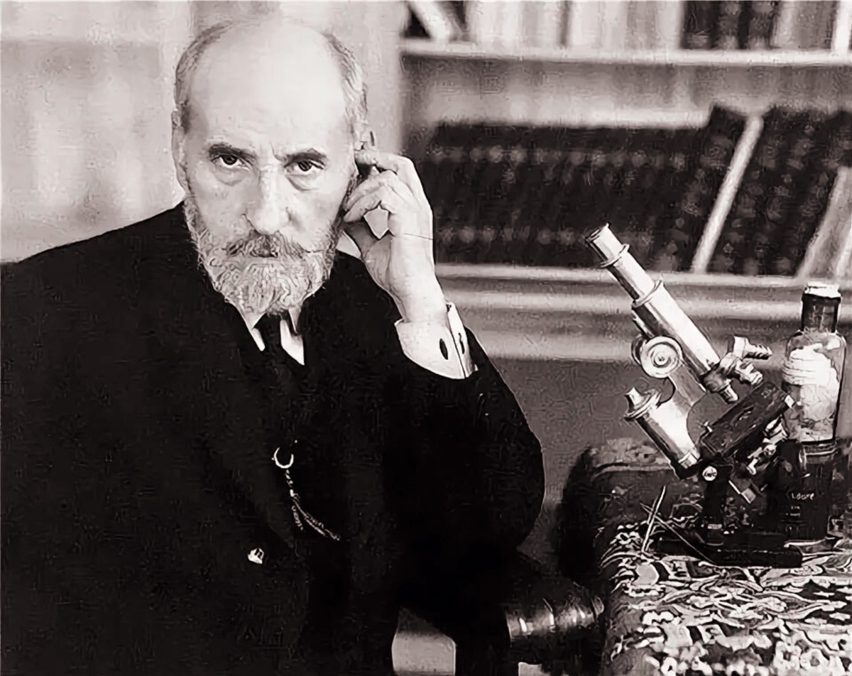 Сантьяго Рамóн-и-Кахáль в рабочем кабинете