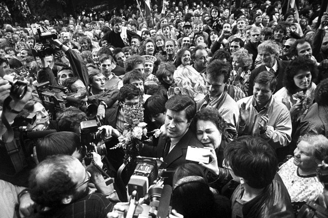 Люди встречают депутатов Верховного Совета после принятия декларации о восстановлении независимости Латвийской Республики 4 мая 1990 года © Институт Латвии