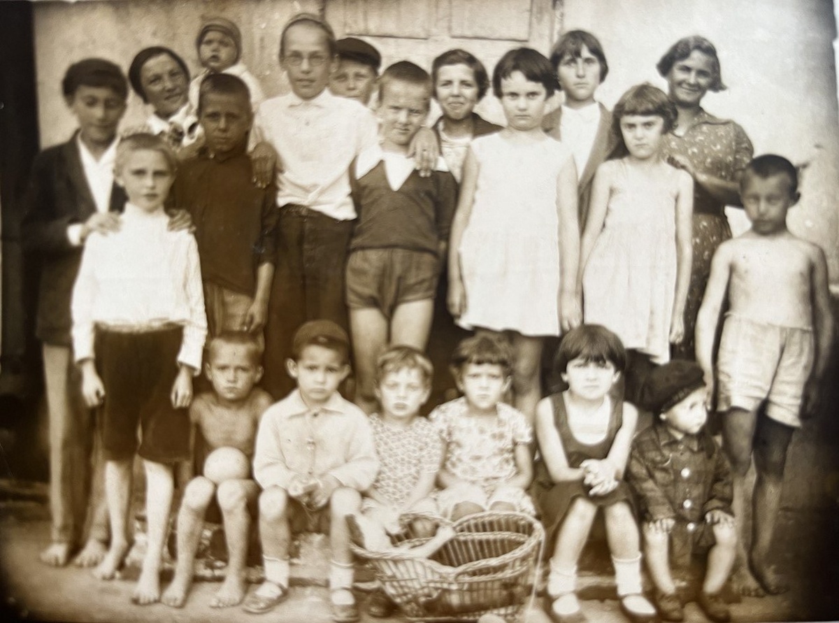 Хамовническая наб. д.2/1, во дворе 1934г., 7 июня. Нижний ряд - вторая справа Муся Карташева, средний ряд третья справа Лида Жуковская.