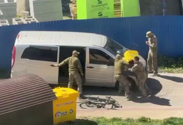    Маск отреагировал на кадры с украинской «бусификацией» курьера в Луцке