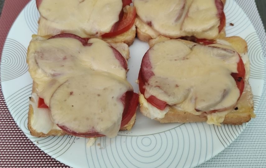 Что я делаю со старым хлебом. Вкусные горячие бутерброды.