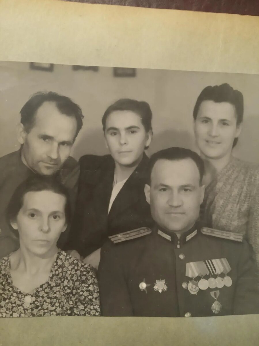 Игнат,Макар их сестра Мария выше дяди Игната.