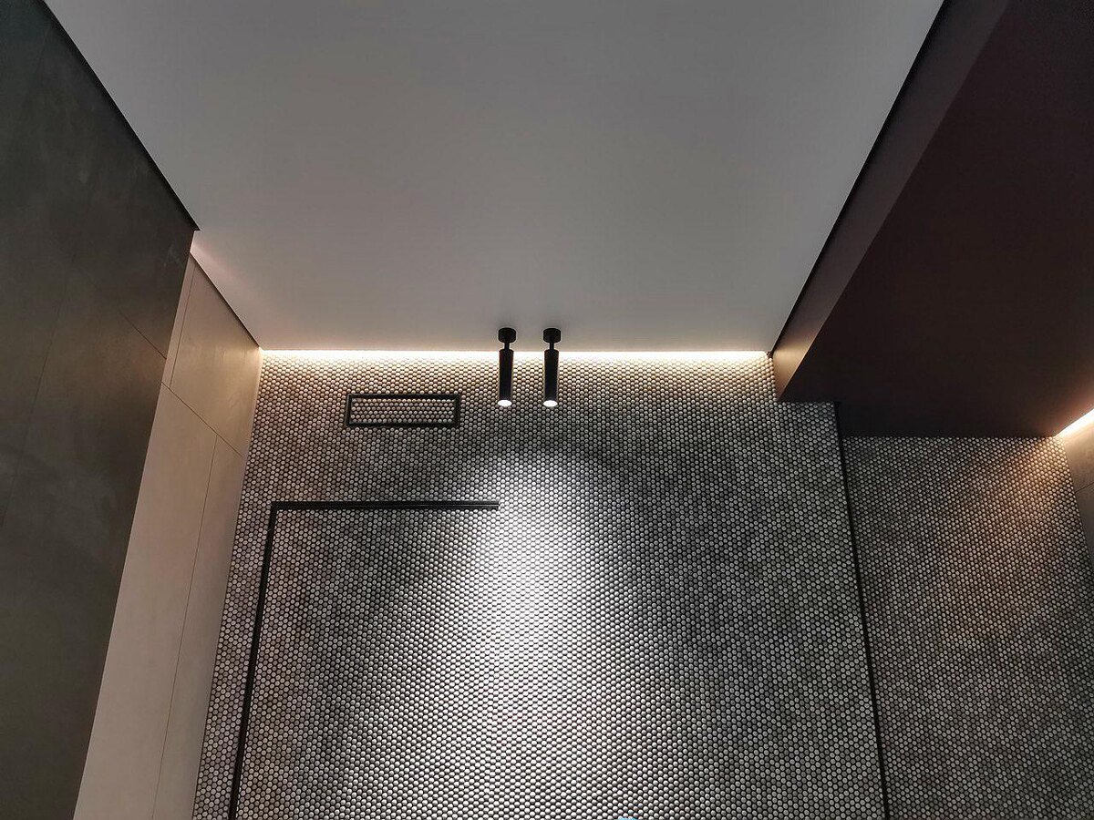 Светильники стаканного типа, встроенные в натяжной потолок