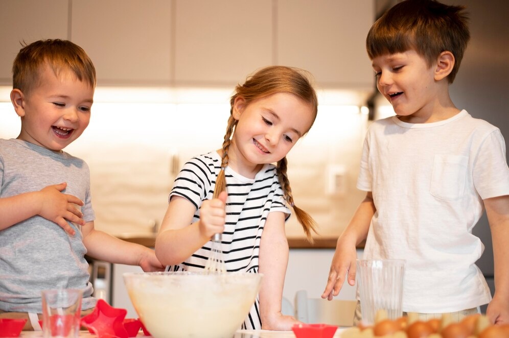 Изображение от freepik. https://ru.freepik.com/free-photo/front-view-cute-siblings-cooking-home_9007139.htm