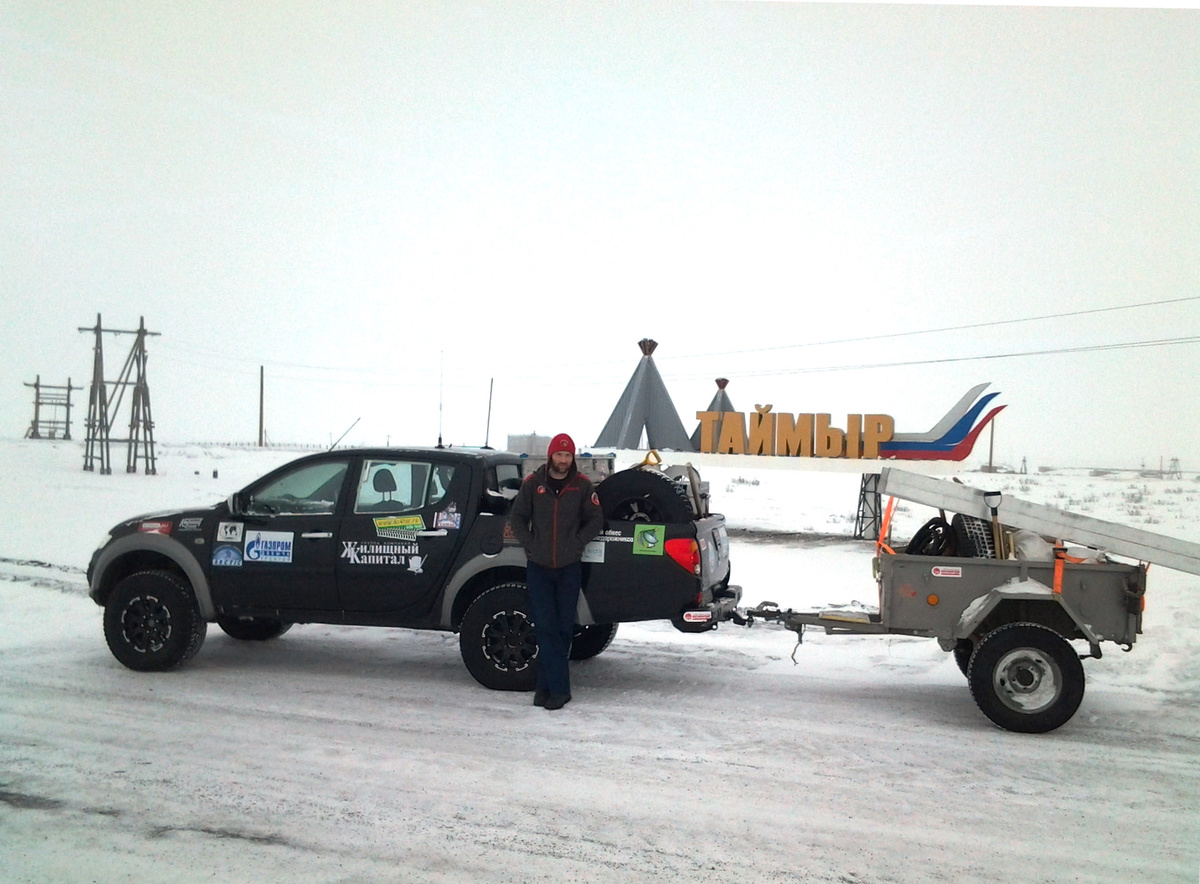 Не смог не сфотографироваться у любимого знака. У меня уже есть фотографии возле него на двух разных машинах, кстати.