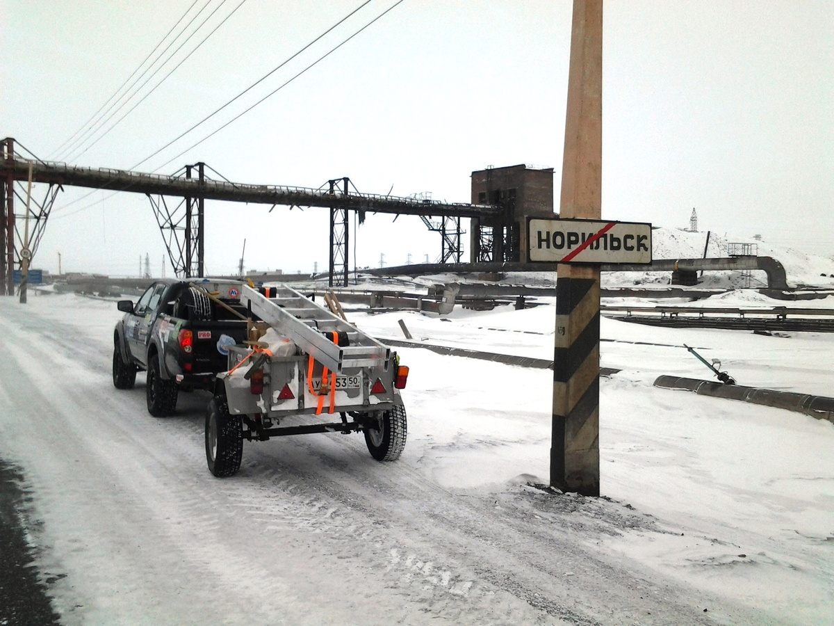 Дежурное фото у зачеркнутой таблички.