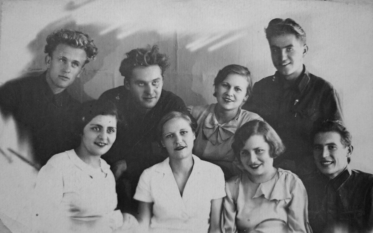 Баку, 1937 год. Справа внизу - актёр Василий Алексеев и его жена Елизавета Алексеева. Над ними - актёр Николай Крюков