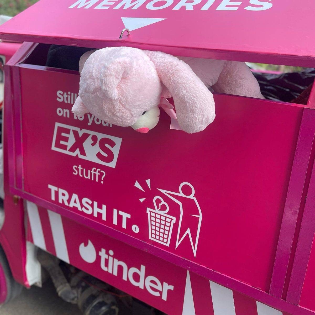 Tinder представил «свалку для бывших»: розовый грузовик помогает пережить расставание   