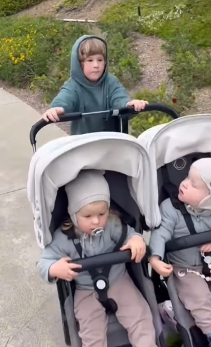 Внук Екатерины Стриженовой Петр с двойняшками Григорием и Александром. Фото: соцсети