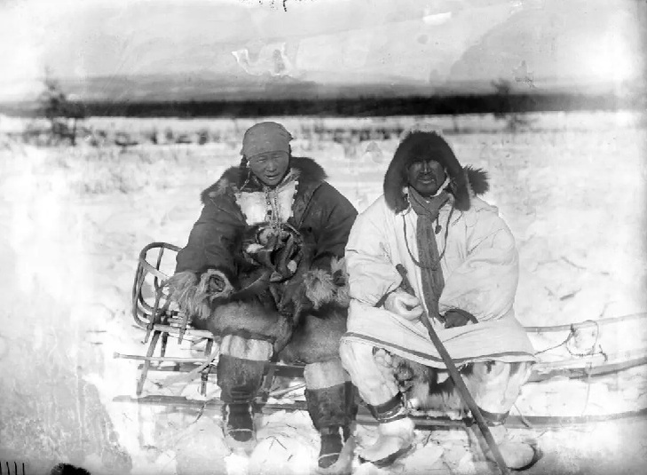    Чукчи. Муж и жена, сидящие на нартах Чукчи. Муж и жена, сидящие на нартах. Сибирь. 1895. Фото: Владимир Богораз. Американский музей естественной истории, Нью-Йорк.
