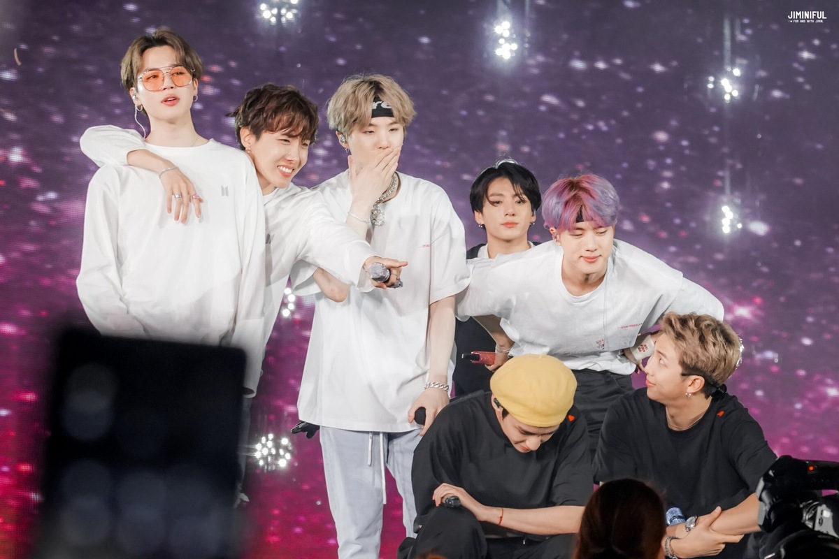 BTS рассчувствовались на заключительном концерте в Лондоне на стадионе "Уэмбли", 2 июня 2019