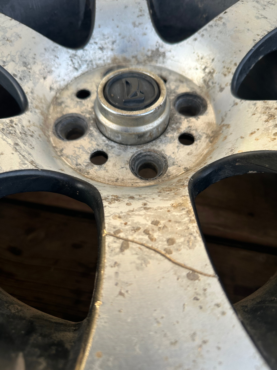 Вот они, герои — ДО реставрации.
Судя по внешнему виду, эти диски прошли через три жизни, два автосервиса и одно проклятие. Царапины, окисление, ржавчина — полный набор "антивинила". Но внутри они ещё крепкие — как и мы с тобой после новогоднего застолья.