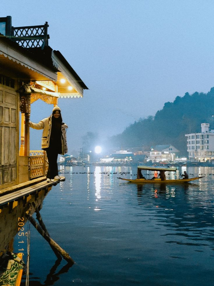 Озеро Дал, я на корме дома-лодки