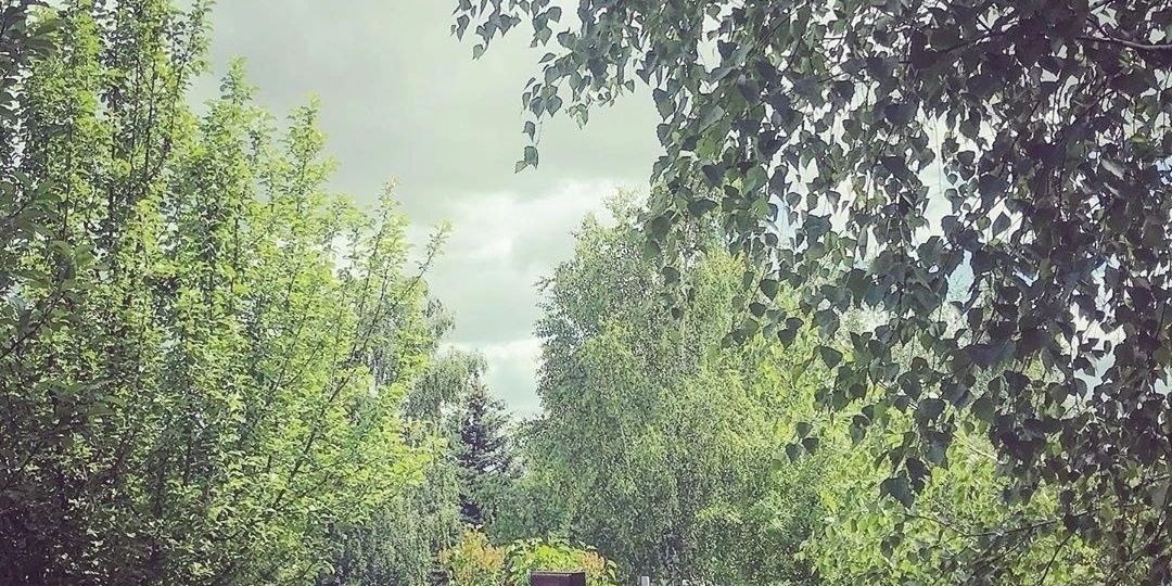 А на кладбище тишина