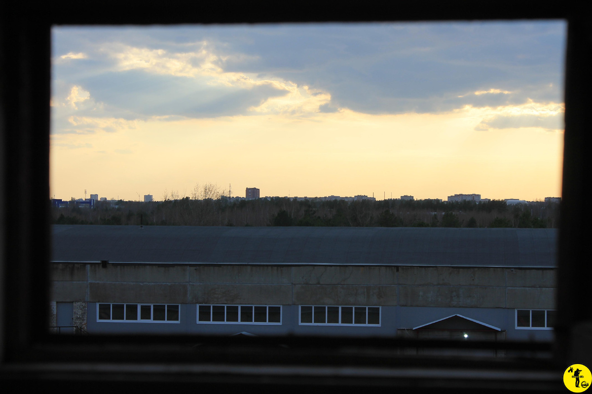 закат на фоне промзоны