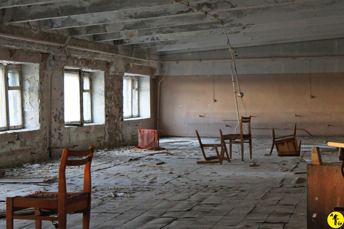 разбросанные сломаные стулья