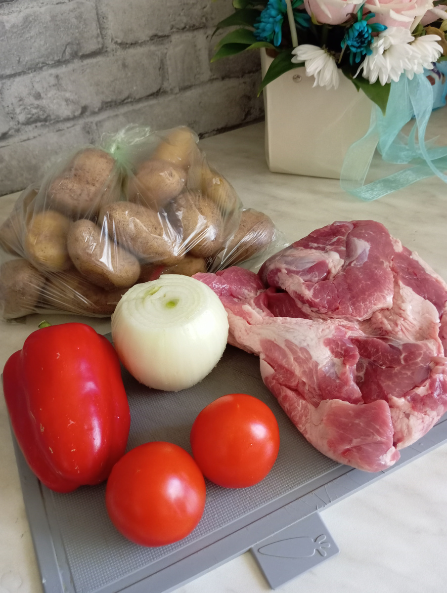 Подготавливаем продукты, у меня свинина средней жирности, большая луковицы, большой перец болгарский. 